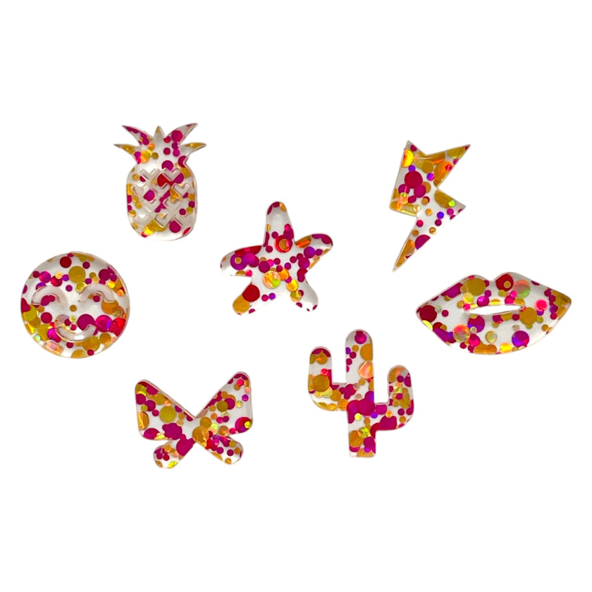 Transparent colored plastic plexiglass sheet with a glitter effect, ideal for crafts.